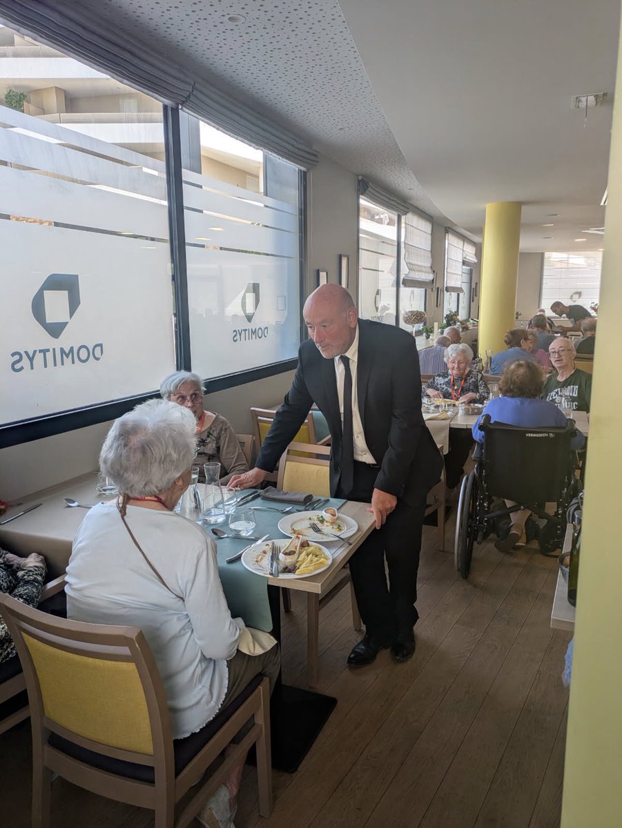 Un moment agréable et chaleureux hier à la résidence domitys du mas de rochet. 

Des seniors épanouis, une équipe dynamique et une volonté partagée : continuer à travailler ensemble au bien vivre de nos aînés. 

Merci à toute la team domitys pour ce très bel accueil !