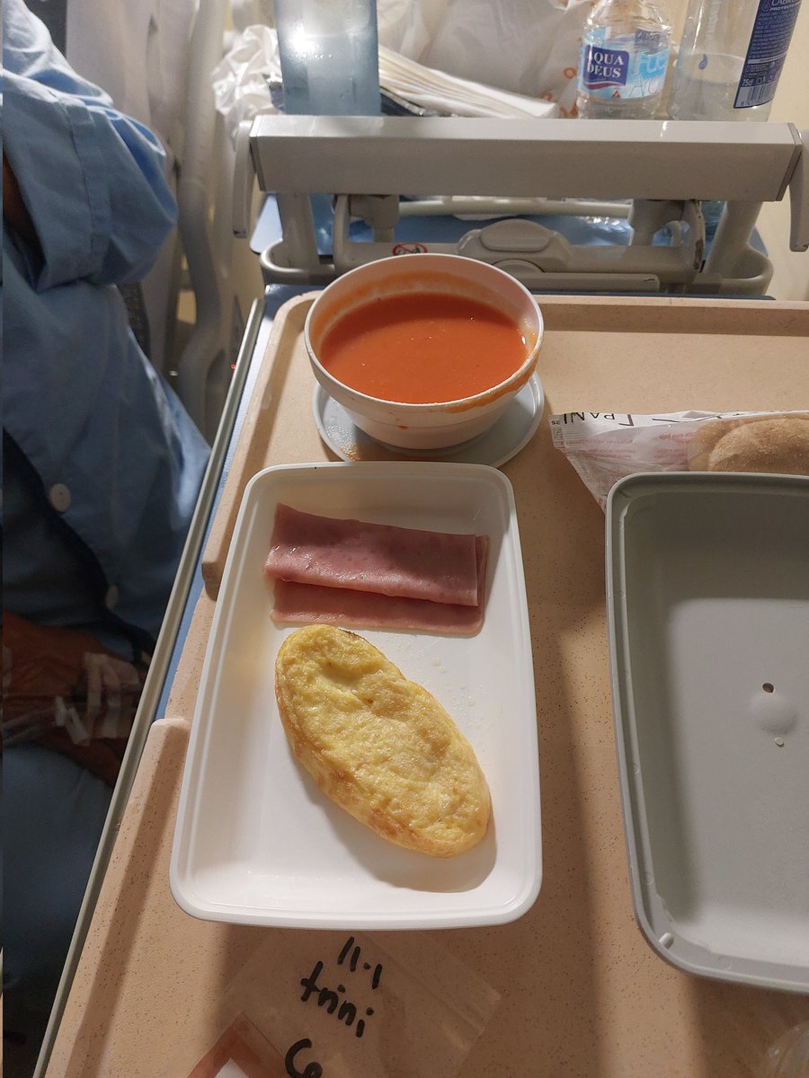 Martanilla's tweet photo. Lo de la  comida en @HGUVALENCIA  es de vergüenza... cada vez peor https://t.co/jsYP6mTZL7