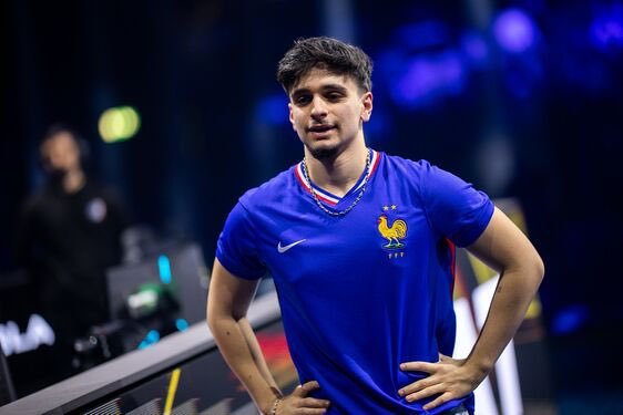Sans équipe … sans sponsor … juste un drapeau … <a href="/mawkzy1/">Mawkzy</a> tu seras toujours l’Homme du peuple esport Français ❤️