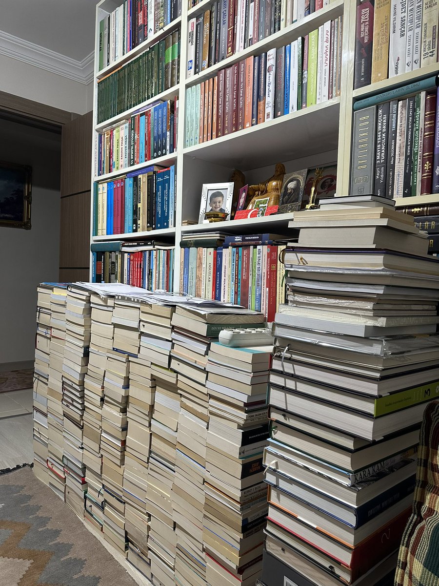 En mutlu olduğun an, kütüphaneme yeni kitaplar almam.
Ayrıca dostlarımın bana gönderdiği kitaplar.