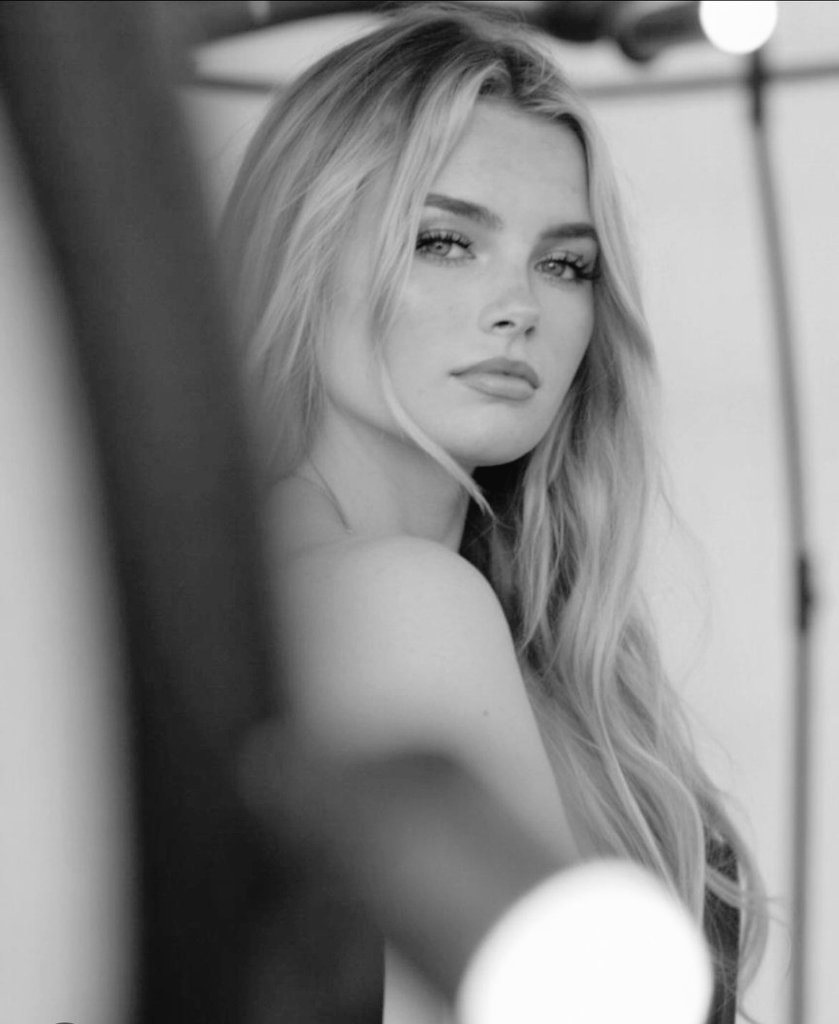 ❀ ᭄
ْ

- لا شيءَ يدعو للصَبْرِ سِوىٰ عينيڪَ

           ᥫ᭡    ˓٭˛✿| • 𓏲 •
_______________________
#نص_قصير
#وَردھ