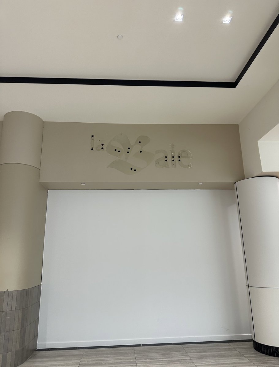 Walking into a Canadian mall be like: