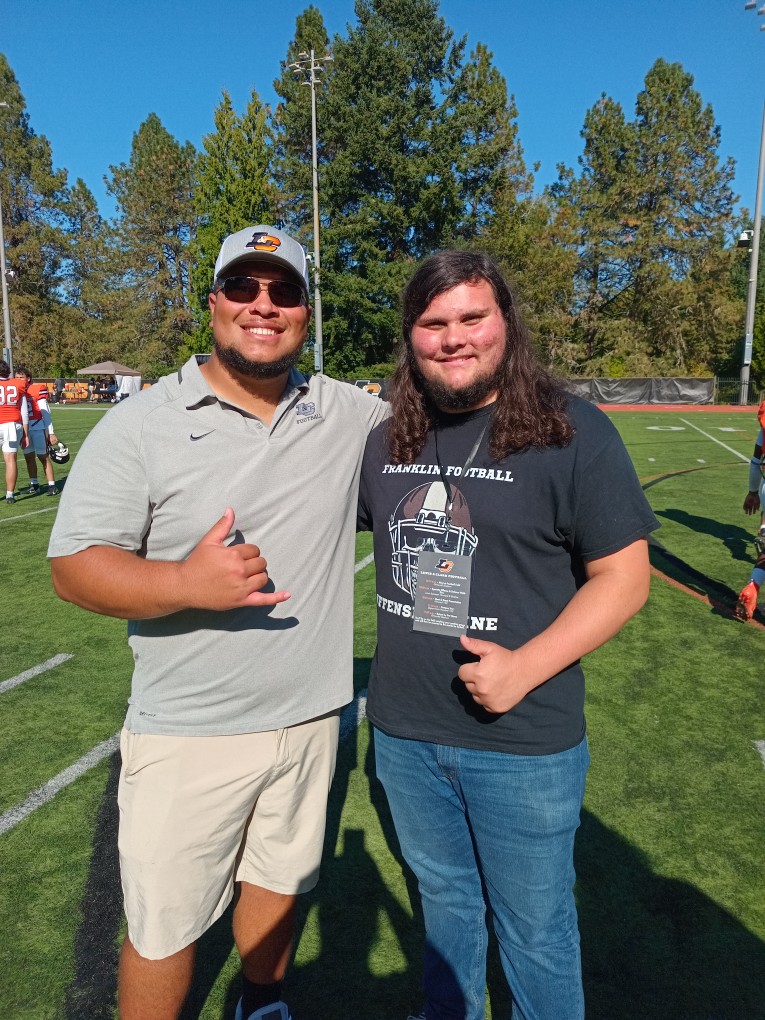 JeffrreySmith's tweet photo. Had a great time watching lewis and clark vs. George fox today, thank you to all the coaches for an amazing gameday visit! @CoachMachadojr @coachbelliott @Coach_DanFields @coach_schaft @LCPiosFB https://t.co/CCArdDFpiM
