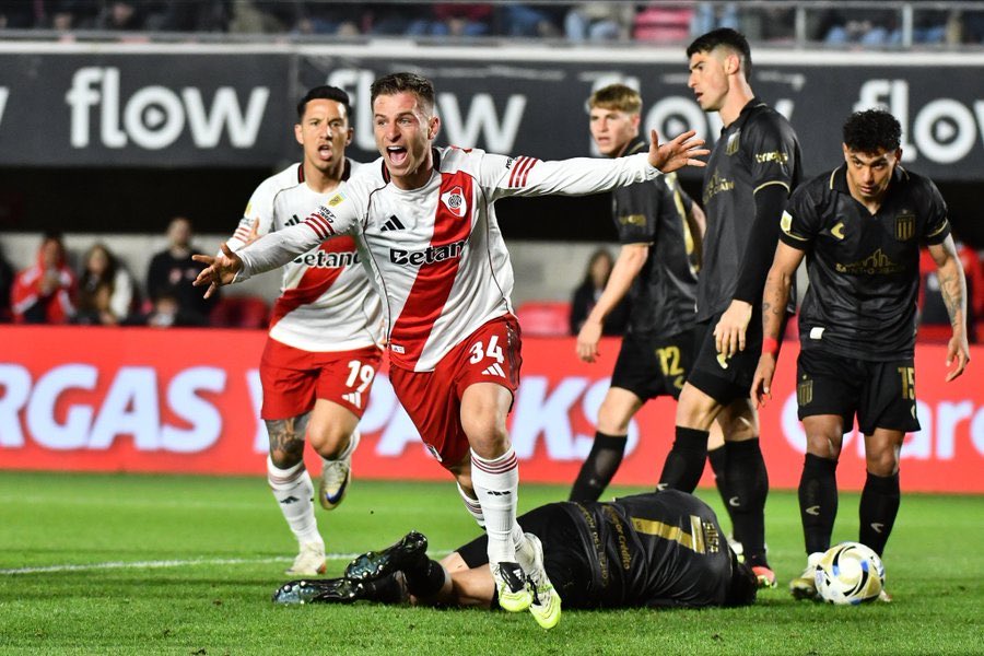 GANÓ RIVERRRR EN LA PLATA!
Partido bien jugado, muy buenos minutos en el primer tiempo y a partir de la expulsión se tuvo que acomodar y luchar hasta el final. Miércoles por la COPA!!!