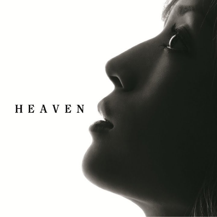 HEAVEN発売から20年。華やかな印象が定着していたあゆが一転、シンプルなビジュアルで訴えたのは、別れを受け入れるとは何かという問い。ピアノの静謐な導入から、クライマックスにかけての荘厳な展開は、クラシックさながらの緊張感さえ感じる。歌うことで物語を紡ぐ表現者・浜崎あゆみの不朽の名作。