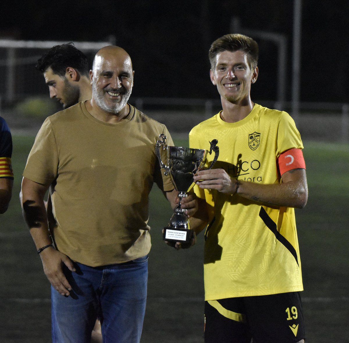 🏆 El <a href="/RipolletCF/">CF Ripollet</a> ha aconseguit el títol del Ciutat de Gavà després de guanyar a la tanda de penals. 

🤝 El nostre president <a href="/IvanCarrilloMa4/">Ivan Carrillo Marcos</a> va fer entrega del trofeu al capità visitant. 

#SentimentBlaugrana