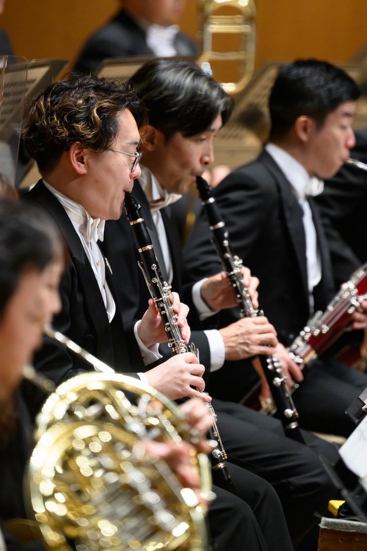 オーケストラの楽しみ方は人それぞれ。じっと心や耳で音楽を受け止めるということもできるし、推しの奏者や指揮者、ソリストをガン見することもできます。それぞれの奏者が演奏をしながら指揮者や周りの奏者、楽器との対話を1時間半なにやってるか見るのもオススメ