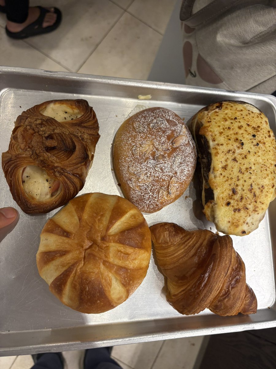 元町のパン屋RIKI🥐
開店20分前に着いたのに既に10人程度の列が、、、
パンはもっちり、カスタードはしっとりで最高でした✨