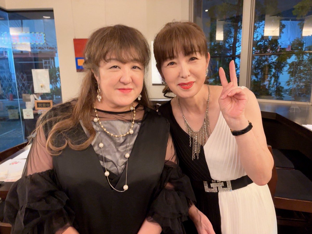 波音で、ボーカルのFujikoさんとコンサートでした

珠玉のシティポップ
シャンソン

リクエストコーナーも盛り上がりました

お食事も美味しく
お客様は満員

お店のお客様と
さまざまな場で出会った方が来て下さり

暖かな気持ちになるコンサートでした
ほんとに皆様、ありがとうございました