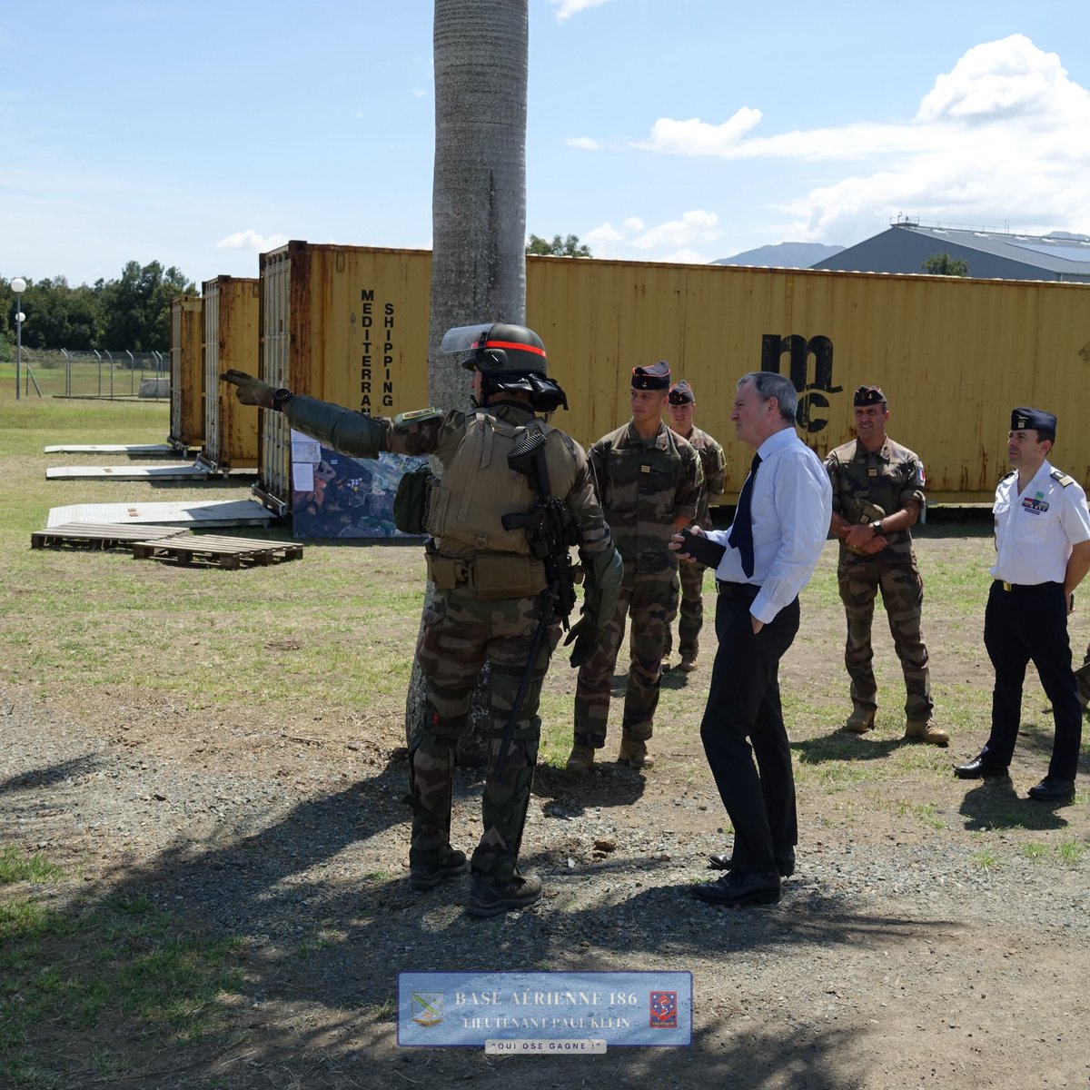 Le Haut-Commissaire de la République a visité aujourd’hui la BA 186.
Présentation des missions, démonstrations, échanges avec les personnels et retour en PUMA avec exercices de sauvetage et de treuillage.
🇫🇷 Professionnalisme et engagement des FANC salués.
