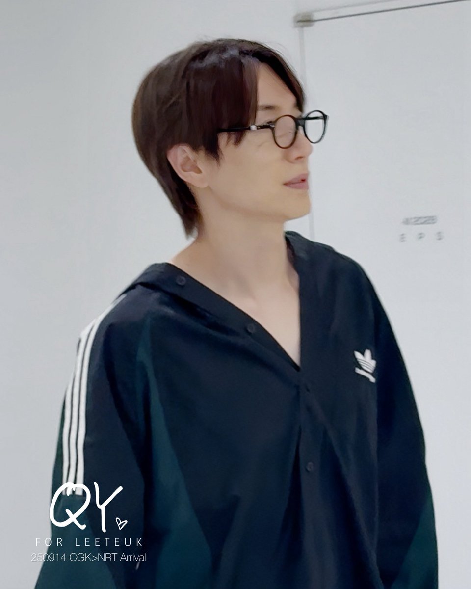 QY1004Teuk's tweet photo. 250914 CGK🛬NRT

자카르타 끝난고 
바로 일본✈️
너무 졸려요 😴

#이특 #LEETEUK 
#イトゥク #利特 
#슈퍼주니어 #SUPERJUNIOR
#SuperShow10 #20th_Anniversary_TOUR 

@special1004 https://t.co/fnGa4gwiub