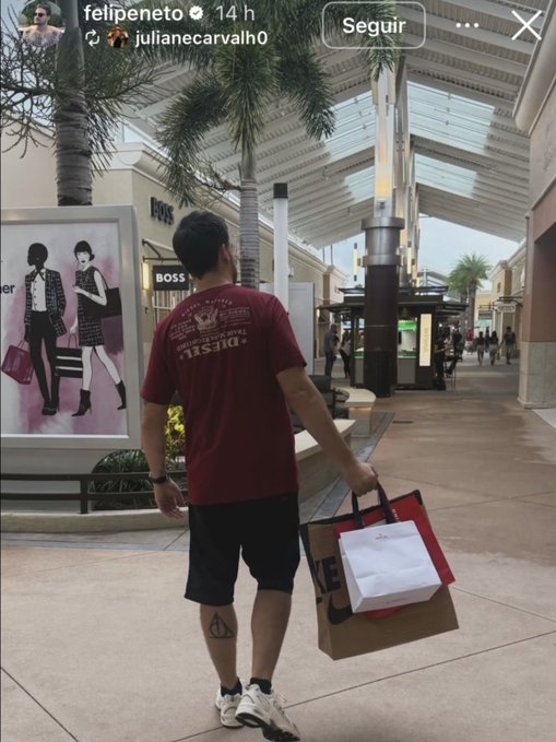 A man wearing a red T-shirt and black shorts, carrying shopping bags, walking in an outdoor mall with palm trees and a glass ceiling. An Instagram watermark is visible in the top left corner. A Twitter post by Christopher Landau shows the U.S. eagle emblem with the text "EL QUITAVISAS." A Twitter post by Felipe Neto includes text and images of Kamala Harris and Donald Trump.