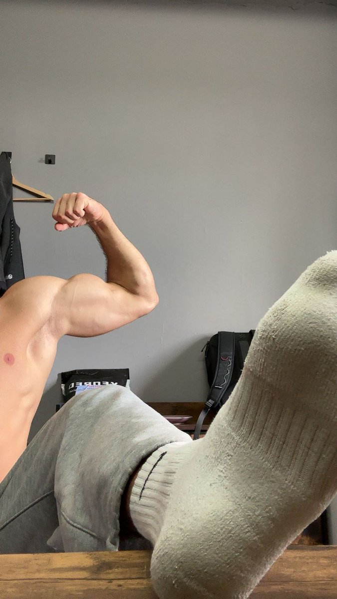 Muscles above you.
My feet on you.
Your money in my hands. 💸

#findom #cashslave #paypig #masterjay #worship