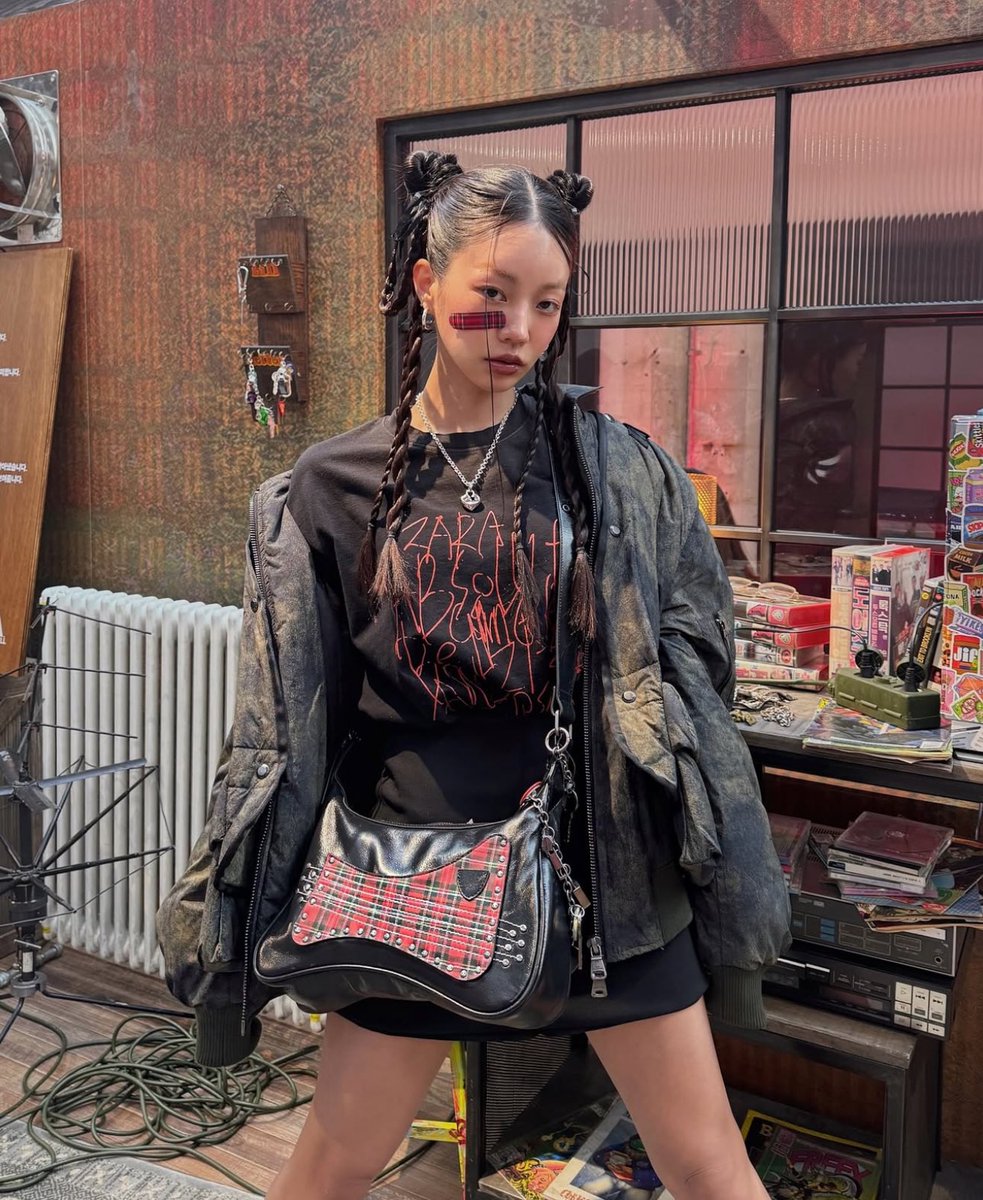 Noabodytolove's tweet photo. #ZAIDASY2K #IVESTAGRAM I call this look Avril Lavigne (Noa’s Vers.) HAPPY BIRTHDAY ZAIDA HOPE ITS EVERYTHING YOU WISH FOR AND MOREEERE https://t.co/cVorUXJPv2