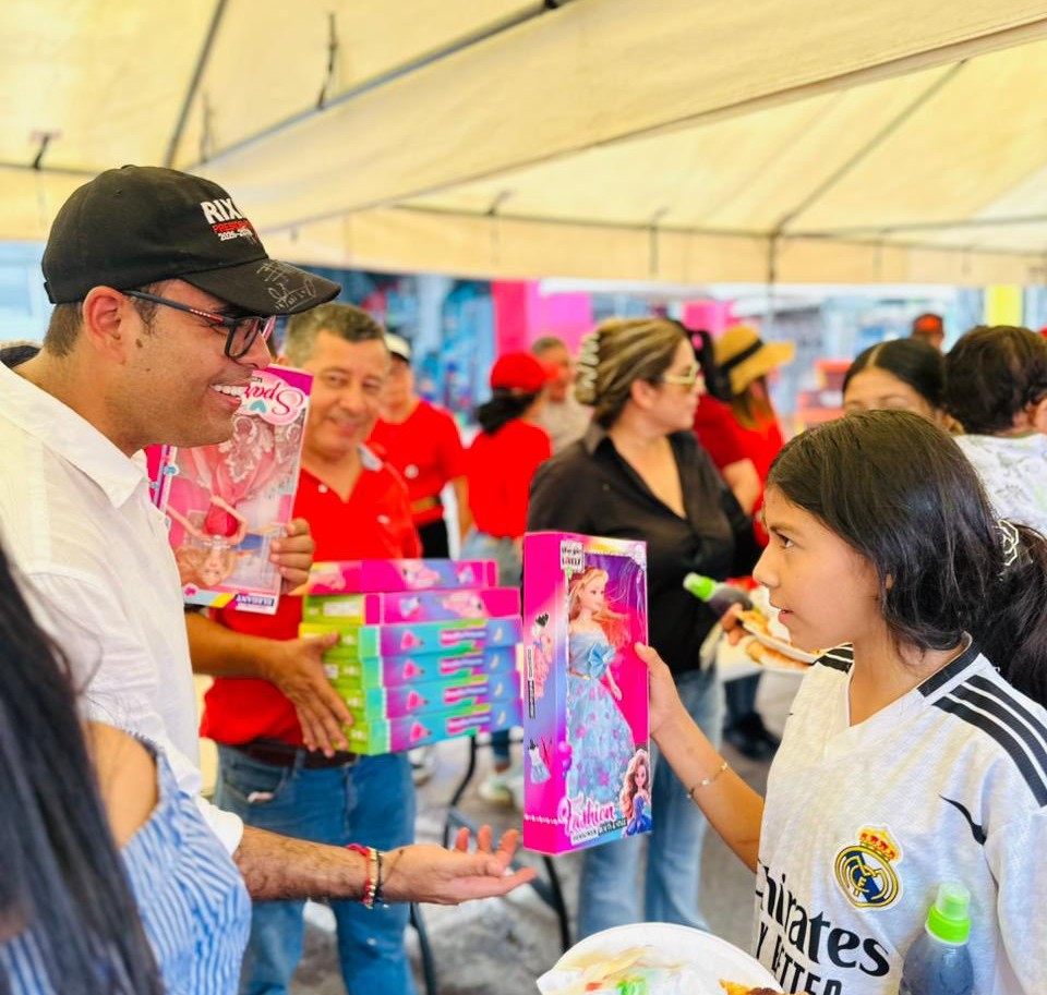 BancadaLibre's tweet photo. El diputado @RonalPinedaL, junto al alcalde de Santa Cruz de Yojoa, Cortés, Marlon Pineda, celebraron con alegría el Día del Niño en los barrios del casco urbano, compartiendo sonrisas, juegos y momentos de felicidad con las y los niños de la comunidad. https://t.co/xAzEX6x2aM