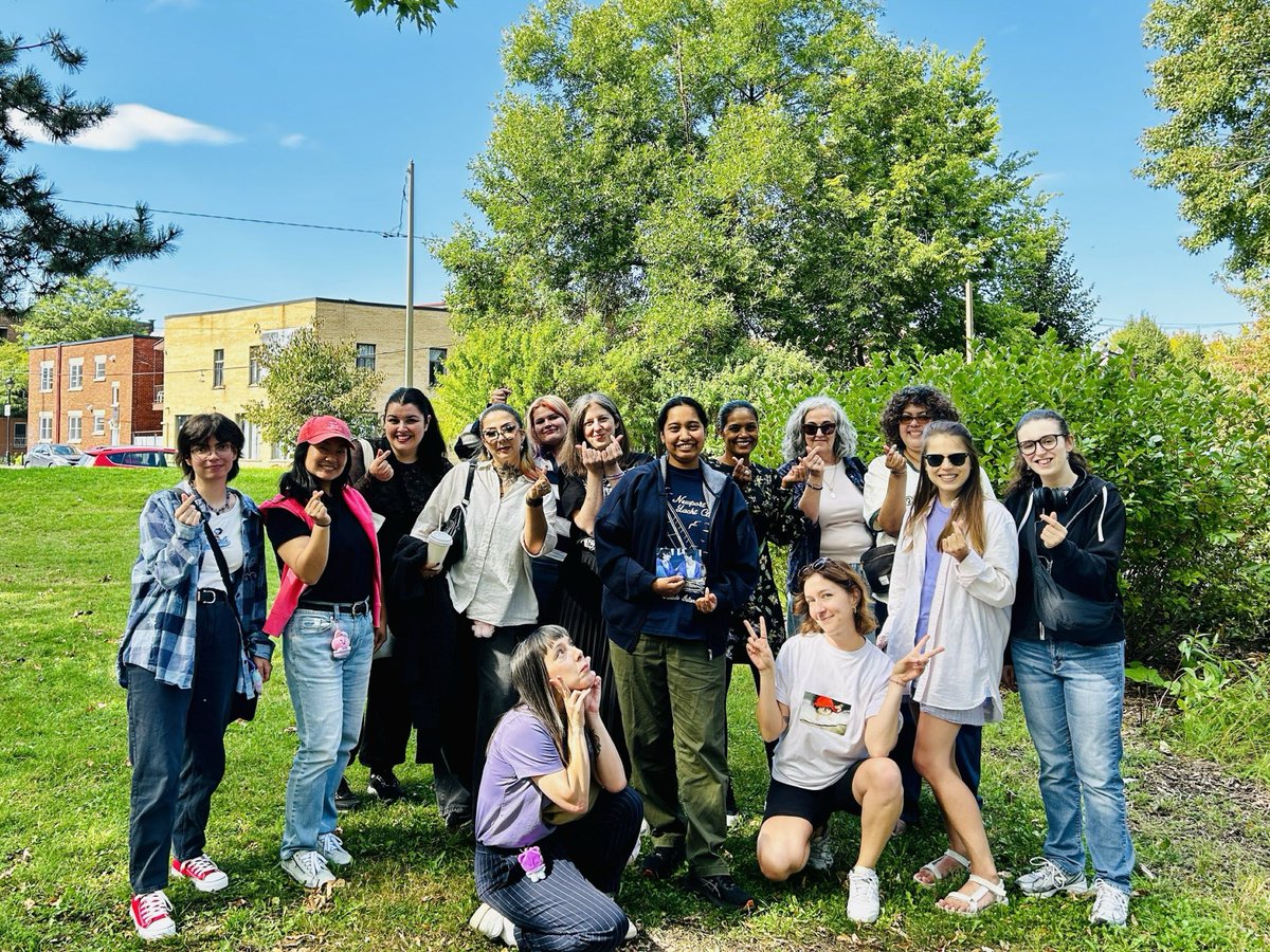 Thank you, ARMYs, for joining us today... and to the sun for showing up this time! 😂☀️🌿

Merci, ARMYs, d'avoir été des nôtres aujourd'hui... et au soleil qui était au rendez-vous cette fois-ci! 😂☀️🌿