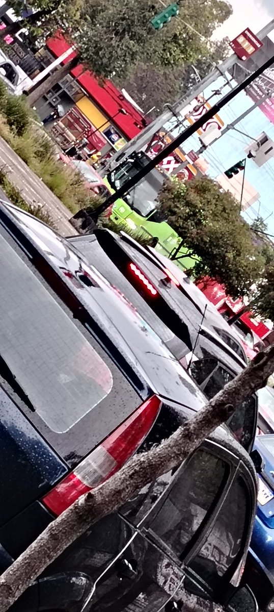 amyju's tweet photo. @RTP_CiudadDeMex Nuevamente haciendo un llamado para que regulen el servicio en base Acoxpa de la ruta 300B con el tema de la  controladora hoy en turno,  unidades formadas y de más de 50 minutos, usuarios bajo la lluvia, adjunto evidencia del sábado 13 de sep  17:30 hr https://t.co/Sp6Pu7ADxv