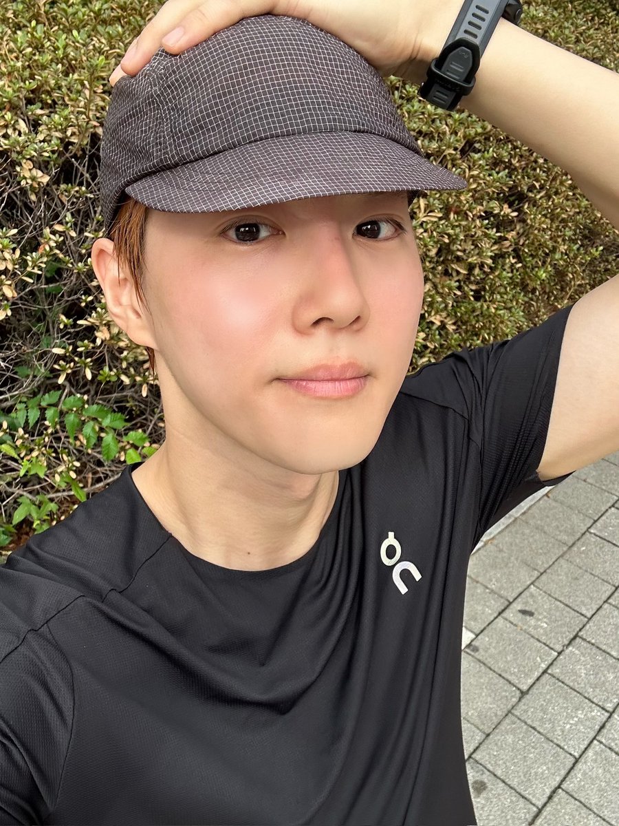 SUHObubble's tweet photo. 250914 🐰💭

[ photo ]
"Good myeoning"

[ photo ]
"10 km
I did my best"

"Running is not just a trend, it's part of my life now."

#SUHO #수호 #수호버블 https://t.co/dgMcs39TxR