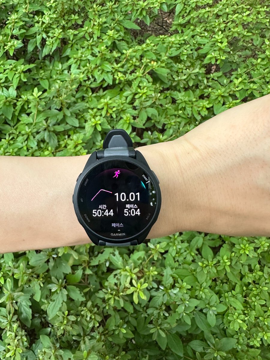 SUHObubble's tweet photo. 250914 🐰💭

[ photo ]
"Good myeoning"

[ photo ]
"10 km
I did my best"

"Running is not just a trend, it's part of my life now."

#SUHO #수호 #수호버블 https://t.co/dgMcs39TxR