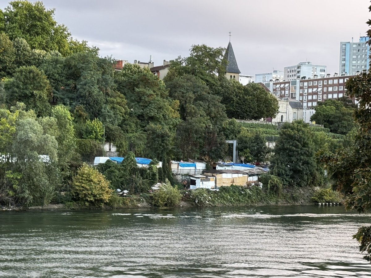 Un camp informel avec des abris de fortune, installé illégalement en bord de Seine, au niveau de Pont de Saint-Ouen, à quelques pas du Village Olympique…
<a href="/karim_bouamrane/">Karim Bouamrane</a> 
<a href="/Prefet75_IDF/">Préfecture de la région d’Île-de-France</a> 
<a href="/PlaineCommune/">Plaine Commune</a>