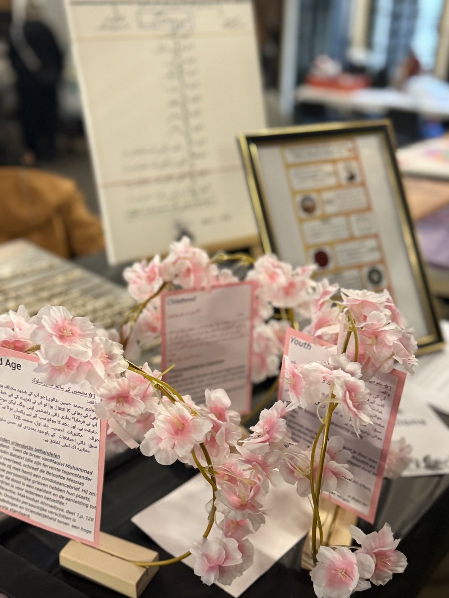 LadjnaNL's tweet photo. Onze handvaardigheid tentoonstelling is gevuld met prachtige creaties gemaakt door onze Ladjna. Naast de competitie werken hebben de regio’s ook een tentoonstelling opgezet met verschillende onderwerpen! ✨

#ladjna #idjtema https://t.co/MKSUxyY18G