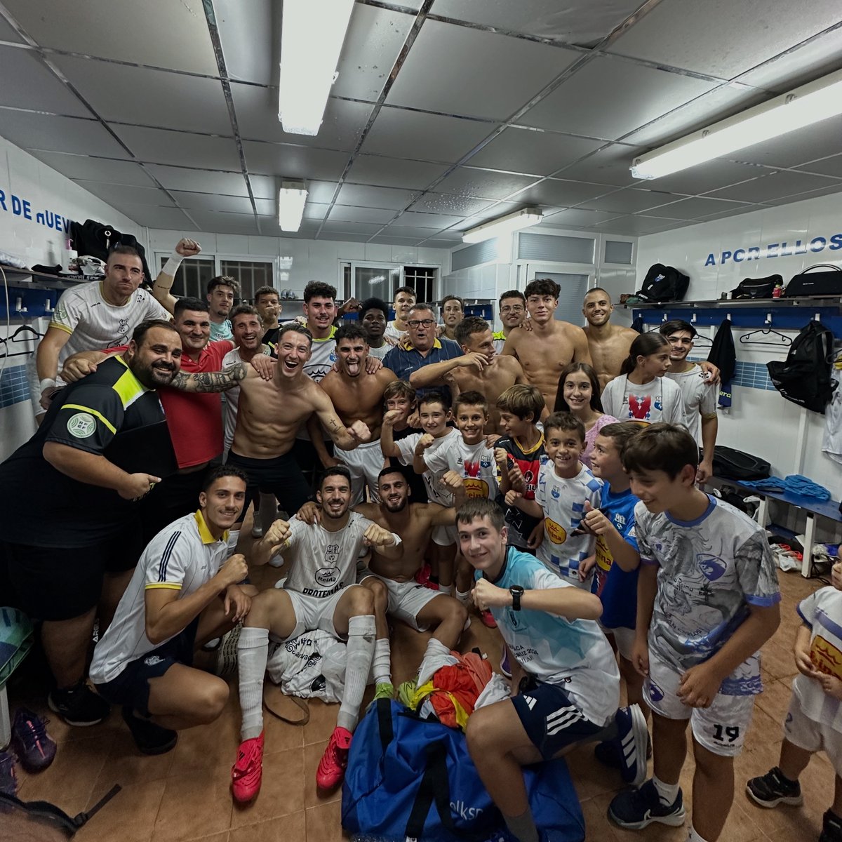 💛🤍 ¡Victoria de todos!
Equipo + afición = Caravaca 💪