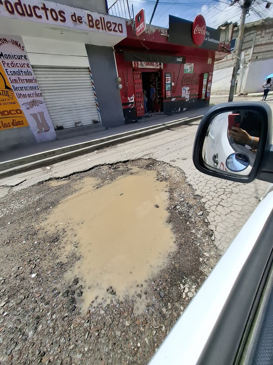 JPabloSc's tweet photo. @Trafico_Puebla Toda la 133 ote desde la 16 de septiembre hasta calle san diego esta asi, algunos llevan hasta 1 año o mas, la calle sigue deteriorandose, no se puede circular sin caer en uno. https://t.co/ZpAOcBqaU5