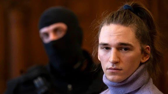 Charlie Kirk hat übrigens eine Sache ganz sicher NICHT getan: Unschuldigen Menschen von hinten mit einem Hammer den Schädel eingeschlagen!
