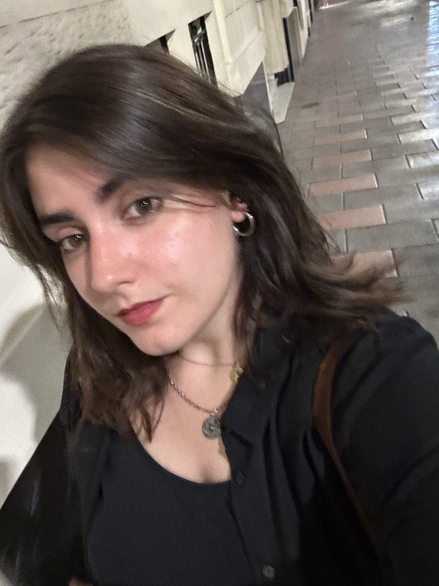 Yendo al cumple de mi prima cayetana dando vibes de lesbiana goth