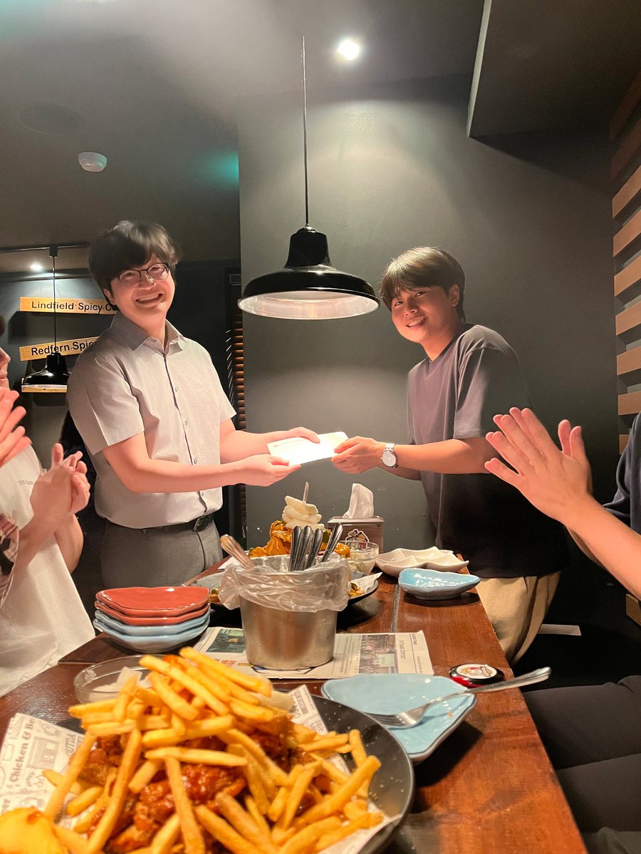 단국대학교 치과대학 배구단 Dentoss의 개강 모임이 있었습니다. 비 오는 하루의 습도에 반가움과 웃음이 더해진 자리였지만, 그것은 단순한 친목 이상의 의미를 지니고 있었습니다.

의학교육에서 전문적 정체성 형성(professional identity formation, PIF)은 단순히 지식과 기술을 습득하는 과정이