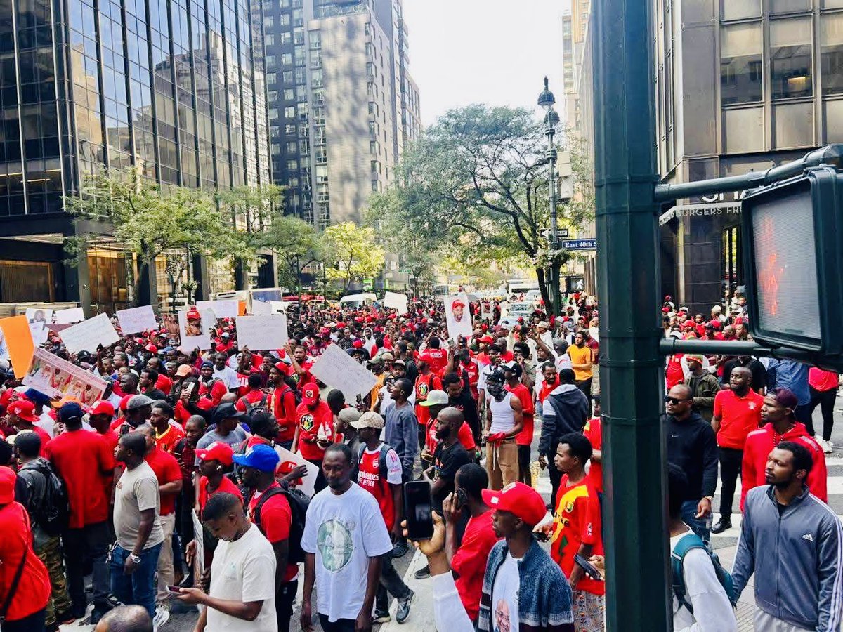 KonateSouza's tweet photo. À New-York, la majorité a dit NON : à la confiscation du pouvoir, à l’injustice, aux détentions arbitraires, à la justice expéditive et aux disparitions forcées. 

Le bilan est remarquable : zéro mort, zéro blessé, zéro kidnapping.

Voilà la Guinée que nous voulons ✊🇬🇳 https://t.co/f2J4hOdgVV