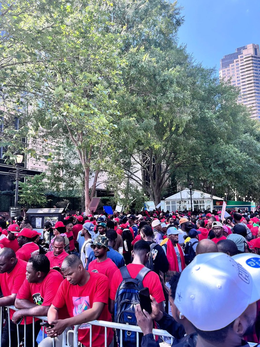 KonateSouza's tweet photo. À New-York, la majorité a dit NON : à la confiscation du pouvoir, à l’injustice, aux détentions arbitraires, à la justice expéditive et aux disparitions forcées. 

Le bilan est remarquable : zéro mort, zéro blessé, zéro kidnapping.

Voilà la Guinée que nous voulons ✊🇬🇳 https://t.co/f2J4hOdgVV