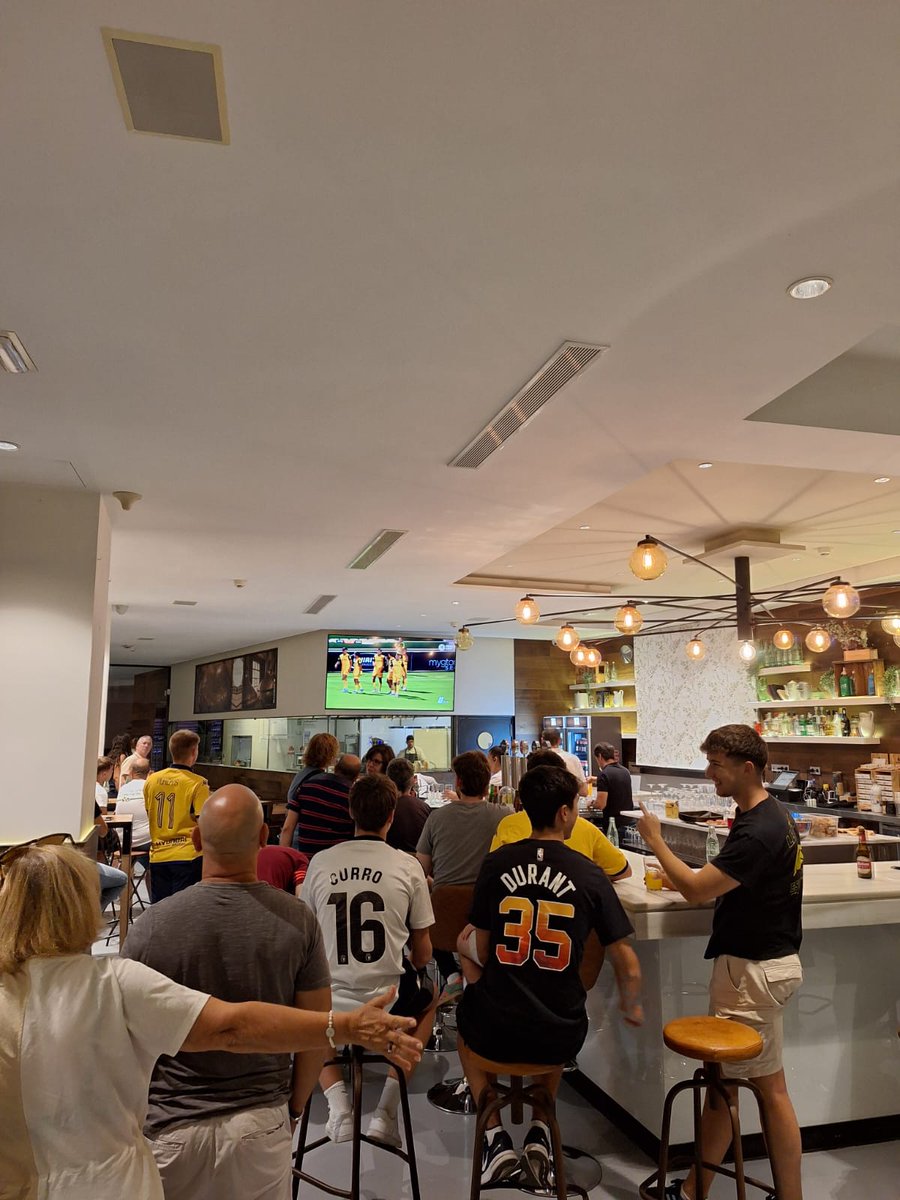 Estamos disfrutando del juego de nuestro equipo, al descanso con ventaja en el marcador.
A seguir asi!!!