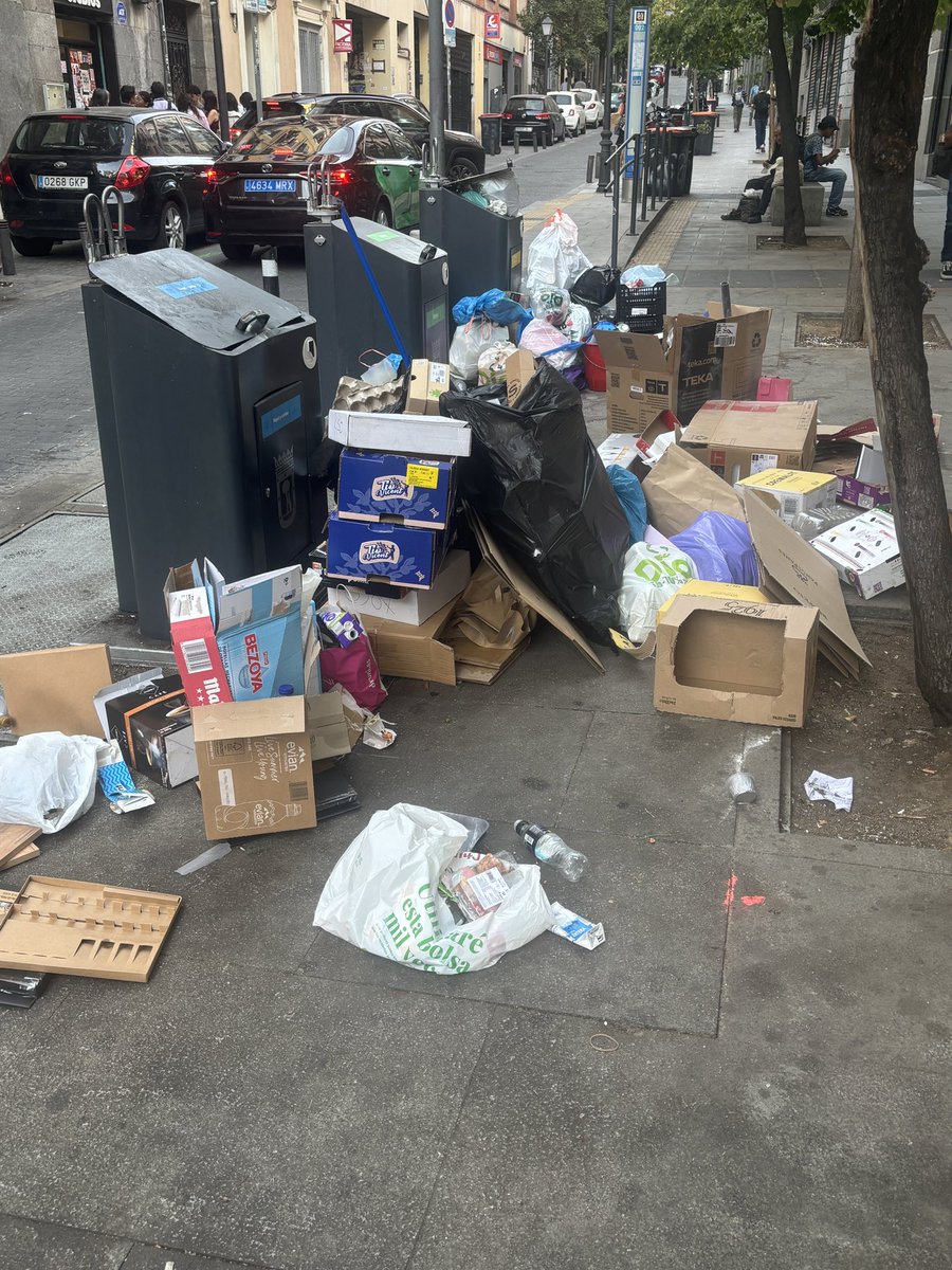 Qué bonito está quedando el centro de Madrid ¿verdad? 
Qué tristeza ver la calle donde he vivido parte de mi vida así. ¿Este es el Madrid que se quiere mostrar al mundo y que tenemos que soportar lxs ciudadanxs?