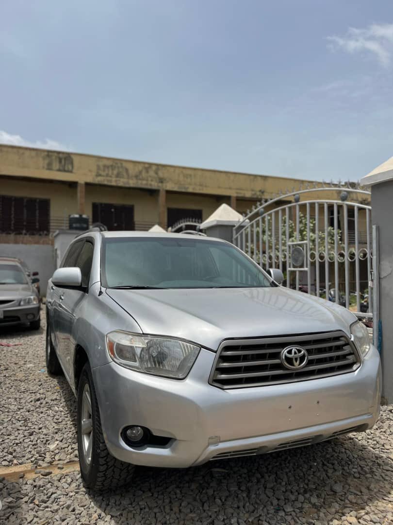 DistressNow09's tweet photo. Toyota Highlander‼️‼️

Super clean 2008 model Toyota Highlander, 
Super Sound Engine and Gear, 
Super Clean Interior, 
Chilling AC, 
Android screen with functional reverse camera, 8.7m, 
location: Kano state.

 #PerfectCondition #BuyAndDrive #NaijaCars #ToyotaNaija #CarDeals https://t.co/jHVTJQSxzG