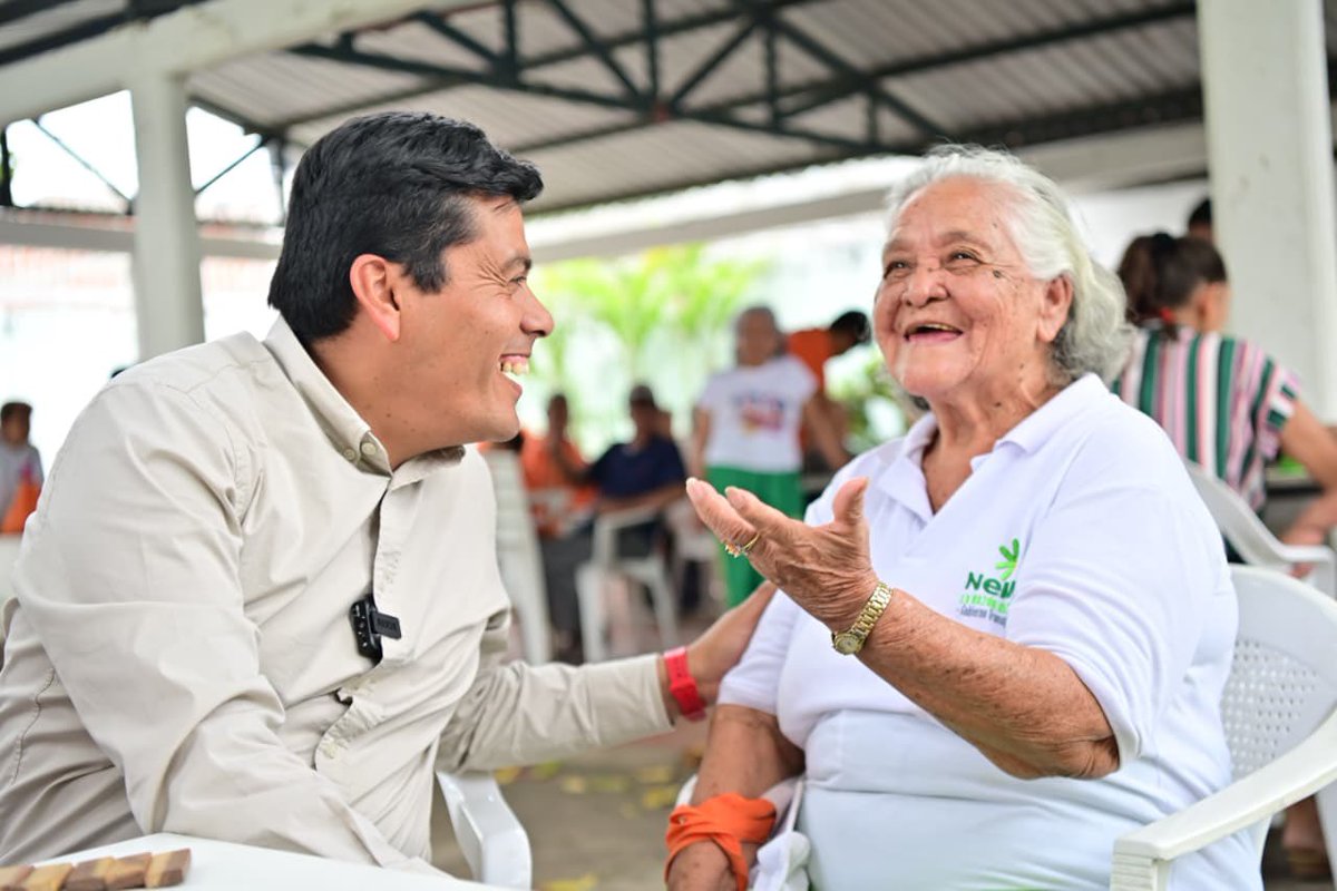 mao_rodriguez1's tweet photo. Disfrutamos la tarea. Conversamos, echamos chisme y explicamos el Pilar Solidario y reforma pensional. Nuestros mayores  merecen dignidad y buenas noticias.  Seguimos buscando 1,4 millones de ancianos para implementar la Renta básica solidaria de $230 mil. 
@petrogustavo https://t.co/nfEa4qfS1z