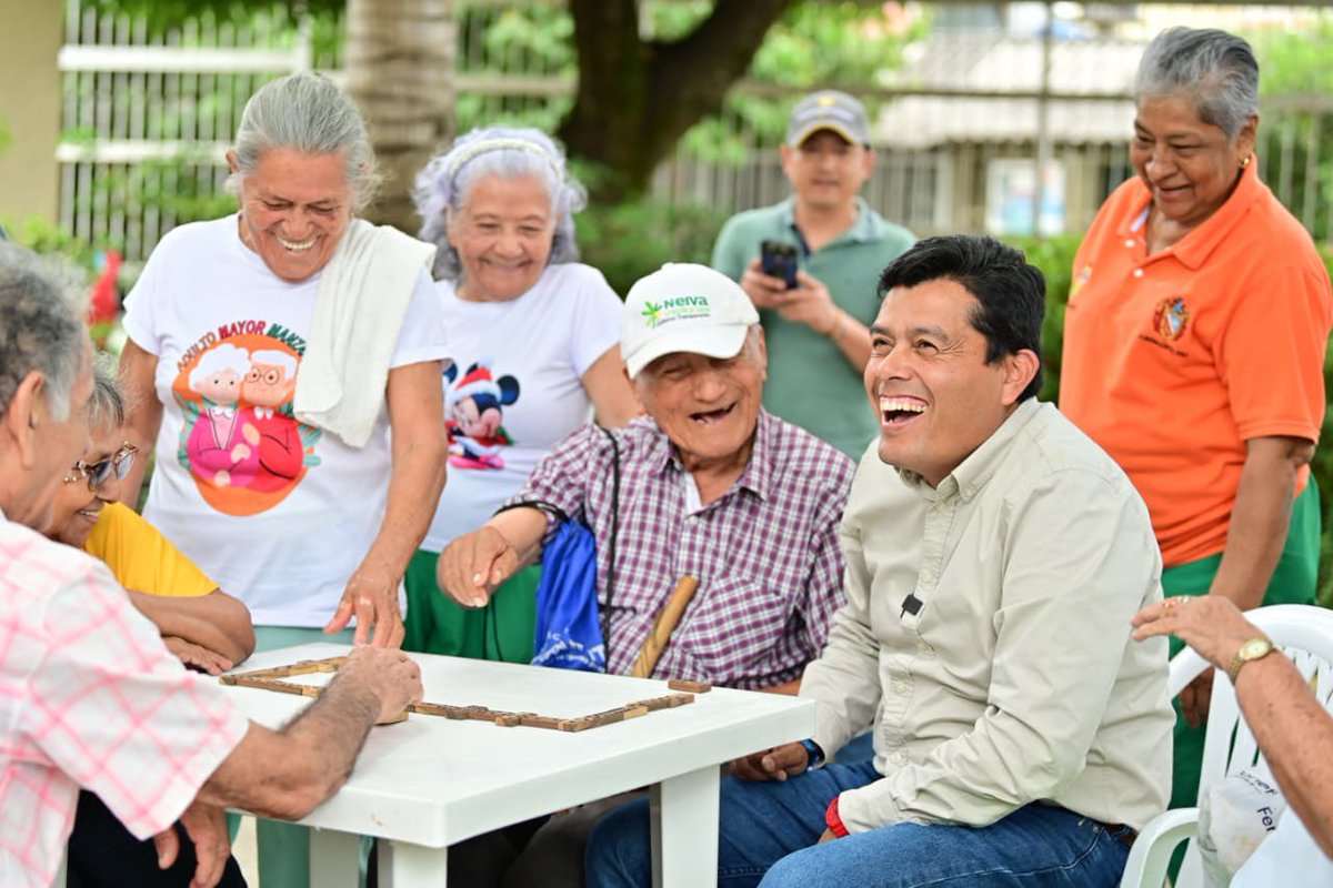 mao_rodriguez1's tweet photo. Disfrutamos la tarea. Conversamos, echamos chisme y explicamos el Pilar Solidario y reforma pensional. Nuestros mayores  merecen dignidad y buenas noticias.  Seguimos buscando 1,4 millones de ancianos para implementar la Renta básica solidaria de $230 mil. 
@petrogustavo https://t.co/nfEa4qfS1z