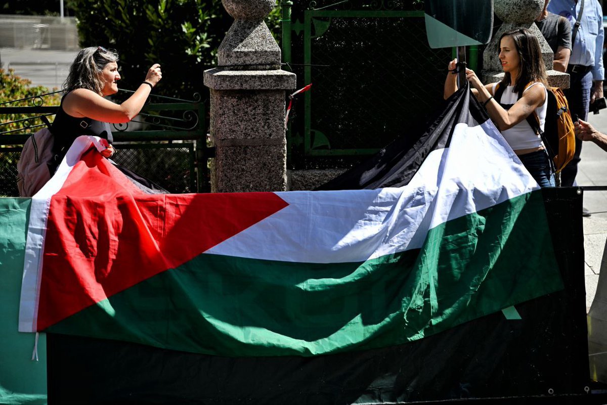 JM_dePablosBajo's tweet photo. Le da igual hablar delante de los micrófonos a decir verdades que nadie dice, y caiga quien caiga, que elaborar estrategias que mantienen a salvo el proyecto @Podemos, que amarrar banderas de Palestina a un poste o una valla

Qué orgullo de Secretaria General, @ionebelarra ✊ https://t.co/3HOC9fTHnB