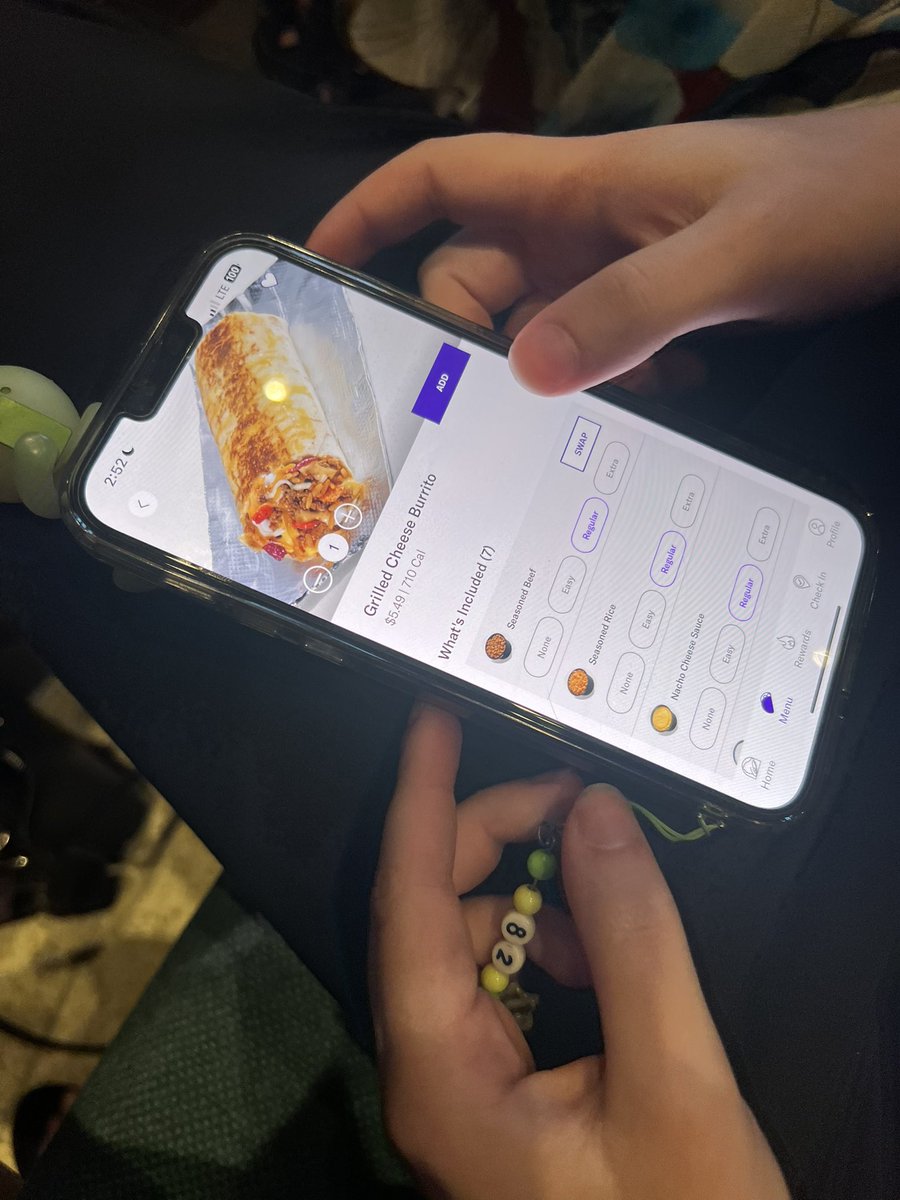 chocochipdia's tweet image. bro is ordering taco bell at the wedding