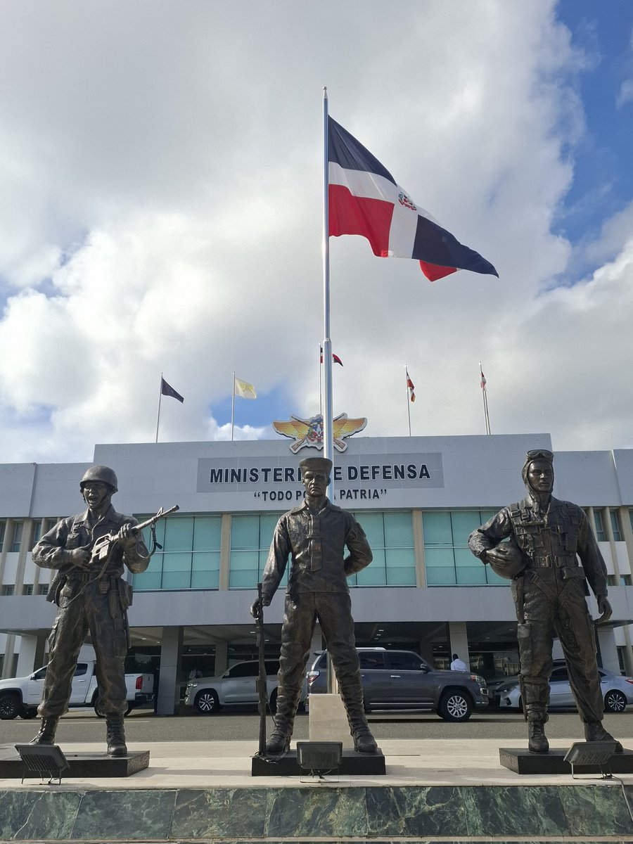 FRCaraibes_Def's tweet image. 🇫🇷🤝🇩🇴 En visite officielle en République dominicaine comme attaché de défense.
De nouvelles perspectives de coopération en 2026 entre les Forces armées françaises et dominicaines.
Un partenariat renforcé au cœur de la Caraïbe.