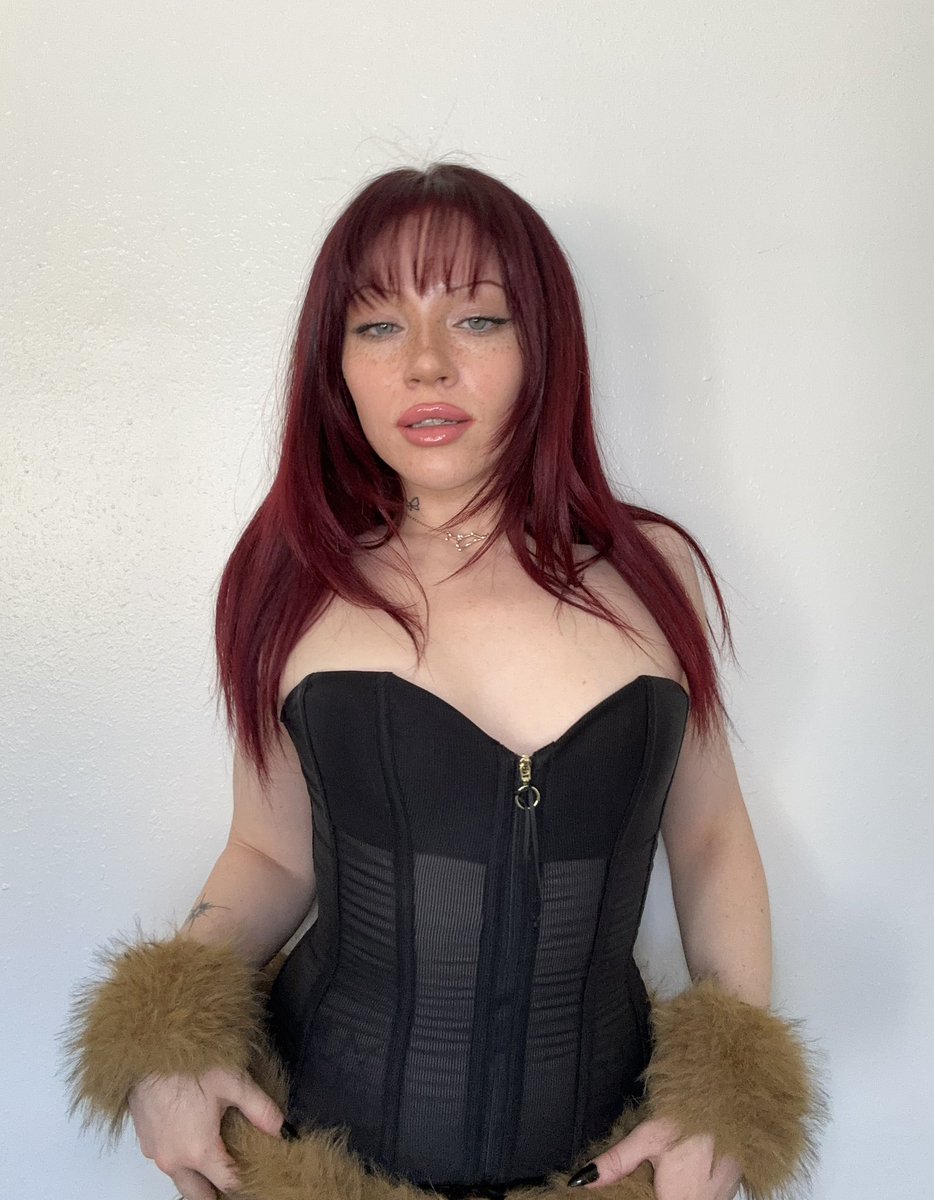 CHL0STAR's tweet photo. girls just wanna have fund$ https://t.co/frIxaG4cJ7