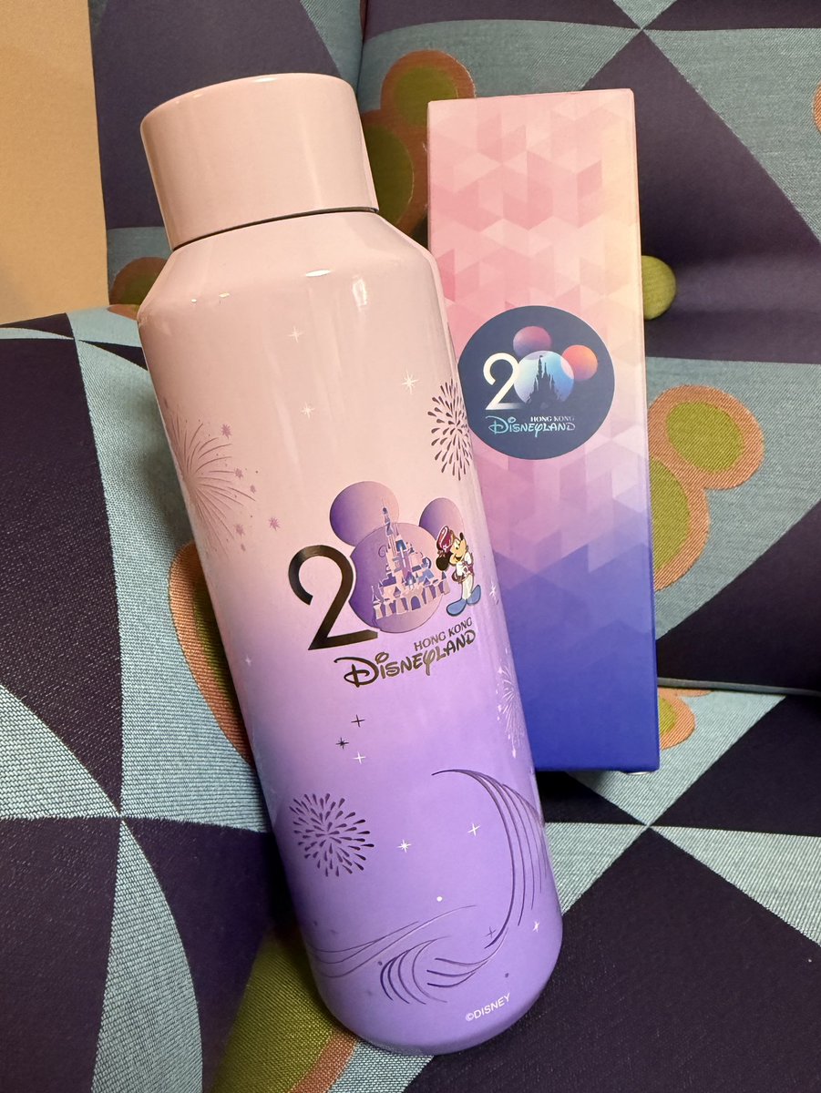 mokomokodesuga's tweet photo. 香港ディズニーランドで12日に発売されたばかりのスタバのタンブラー、めっちゃ可愛かったので衝動買い✨
ベンティーサイズ（ホット）の容量591ml
日本円にすると6500円ぐらいでした https://t.co/h1lFrij3JU