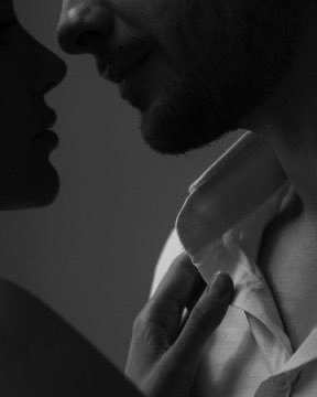 ايحق لي
 ان اعتبر احضانك
احدى البلدان الآمنة في العالم 
واحتضنك بحجة اللجوء .."!!♥️