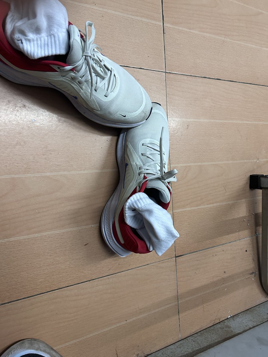 TRRHUP's tweet photo. （库存素材）一位帅气小哥哥的鞋袜
#鞋袜 #偷拍 #白袜 #眼镜男 #白袜 #男大学生 #直男 #Gay #眼镜白袜 #狒狒 #臭袜 https://t.co/GKnOFDHwlh