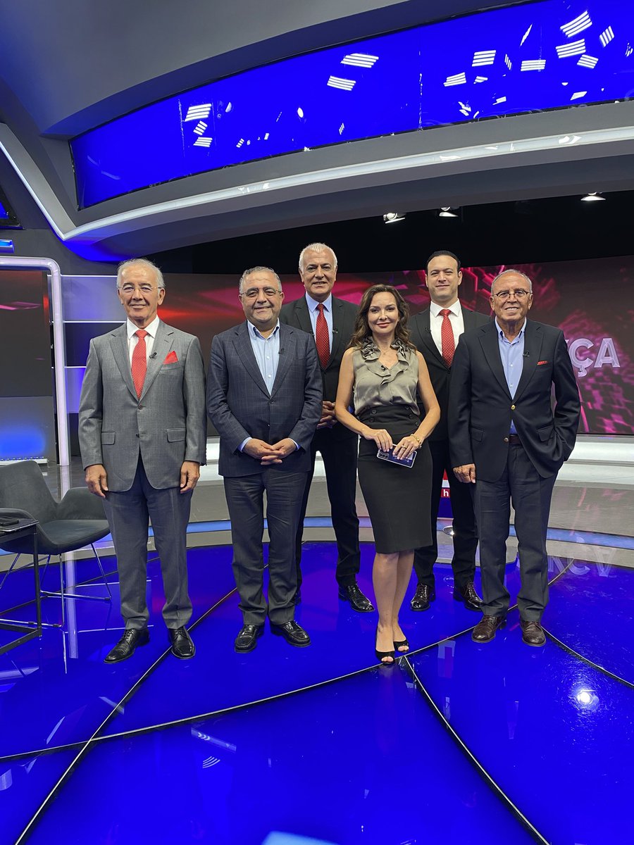 #Açıkça bu gece…
<a href="/MSTanrikulu/">Sezgin Tanrıkulu</a> <a href="/AhatAndican/">Ahat Andican</a> <a href="/sedademiralp/">Seda Demiralp</a> <a href="/mmkubilay/">Dr. M. Murat Kubilay</a> <a href="/yvzah/">Ahmet YAVUZ</a> 
#halktv