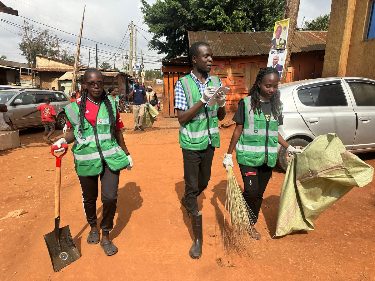 Today we conducted tweyonjje campaign and clean up at Gizagiza, mbuya II zone 6. Our message package was premised around waste sorting at household levels, proper waste mgt and disposable. Thumbs up
 to KCCA and NAC for pulling this together 
#tweyonjjecampaign
#ClimateActionNow