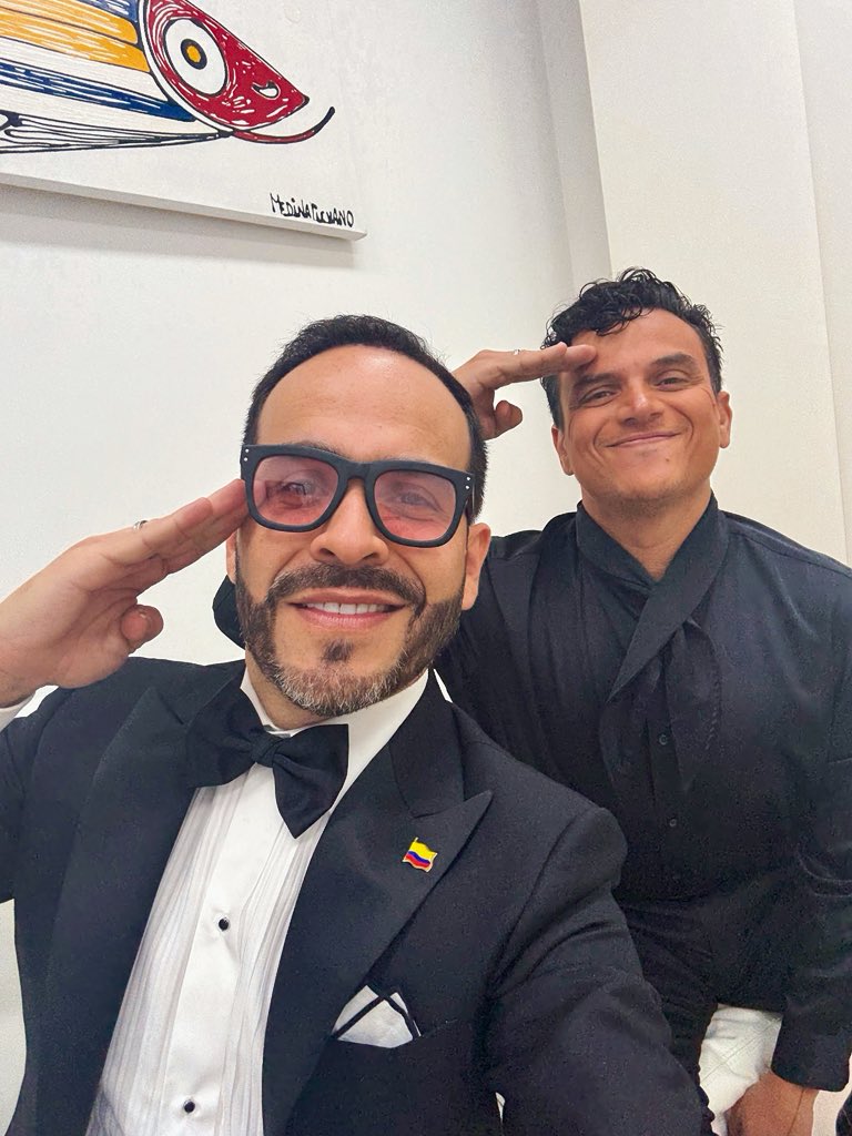 Silvestre Dongond y Abelardo de la Espriella hacen el saludo militar sin prestar servicio y mientras promueven que a los soldados les paguen el 30% de un salario mínimo.

Así luce la istrumentalización 👇🏼