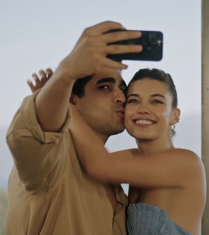 ليه أنا دونك أحس إني فقدت الأتجاة
الأوادم حولي وكني في وسط المقطعة