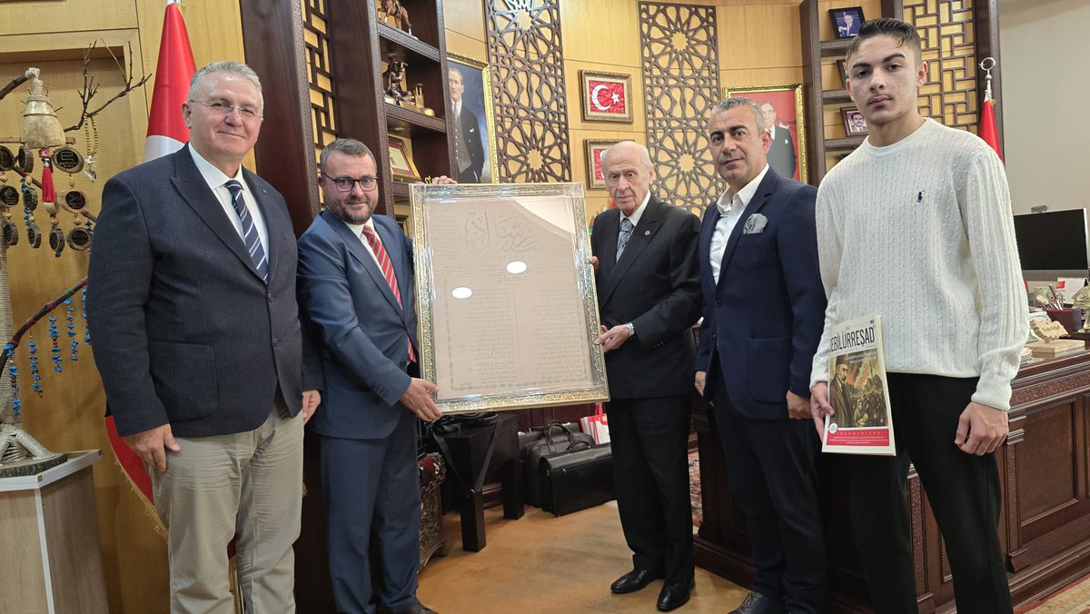 ‘Âkif çok önemli bir isimdir. Onun milli şuur söylemini gençliğe ulaştırma gayretinizi takdirle karşılıyorum. Bu gayret için üzerimize düşen ne ise yapmaktan çekinmeyiz’ diyerek samimiyetiyle bizleri ağırlayan Bilge Lider Sn, Dr. <a href="/dbdevletbahceli/">Devlet Bahçeli</a> ‘ye hürmetlerimi sunuyorum.