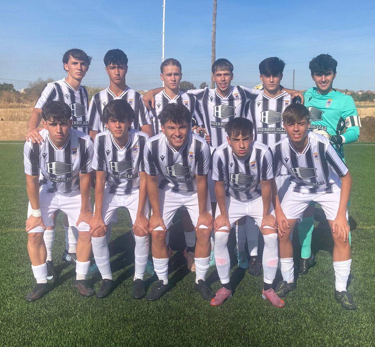 CDBLaAcademia's tweet photo. 🤝🏽 𝐉𝐔𝐕𝐄𝐍𝐈𝐋 𝐁 : El primer partido de liga de nuestro Juvenil B termina en empate (4-4) frente a la AD Hispanolusa 😁 ¡Buen partido chicos, a seguir así! 🤍🖤

#CanteraCDB #Crecerdeblancoynegro https://t.co/msrq36b6D9